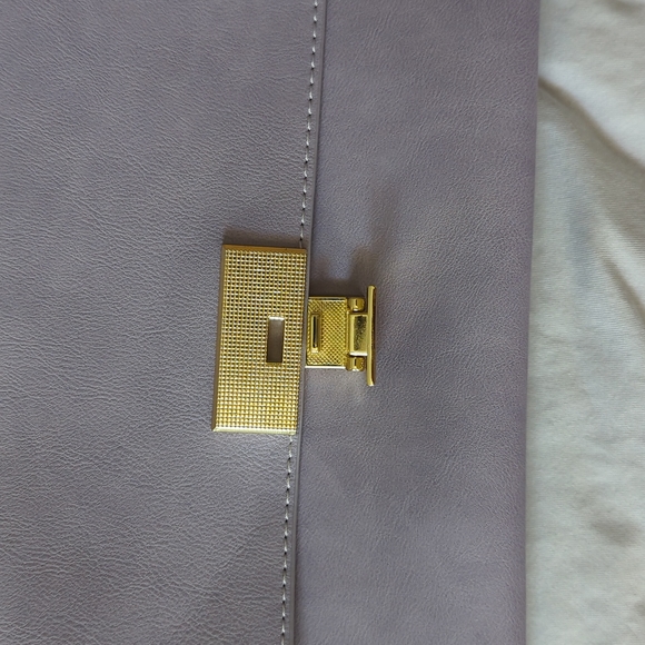 Lilac purple envelope clutch with gold accents and removable chain, NWOT - Picture 2 of 8